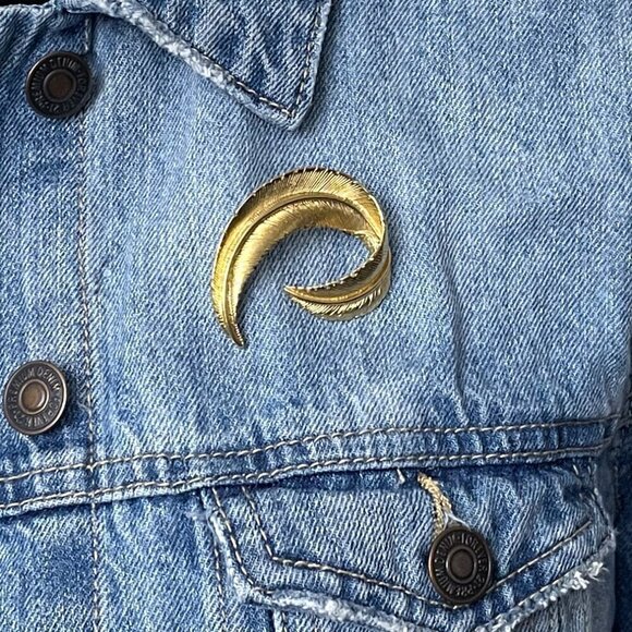 Gold Tone Curved Feather Brooch Large Leaf Pin Gold Fashion Jewelry - Picture 2 of 7